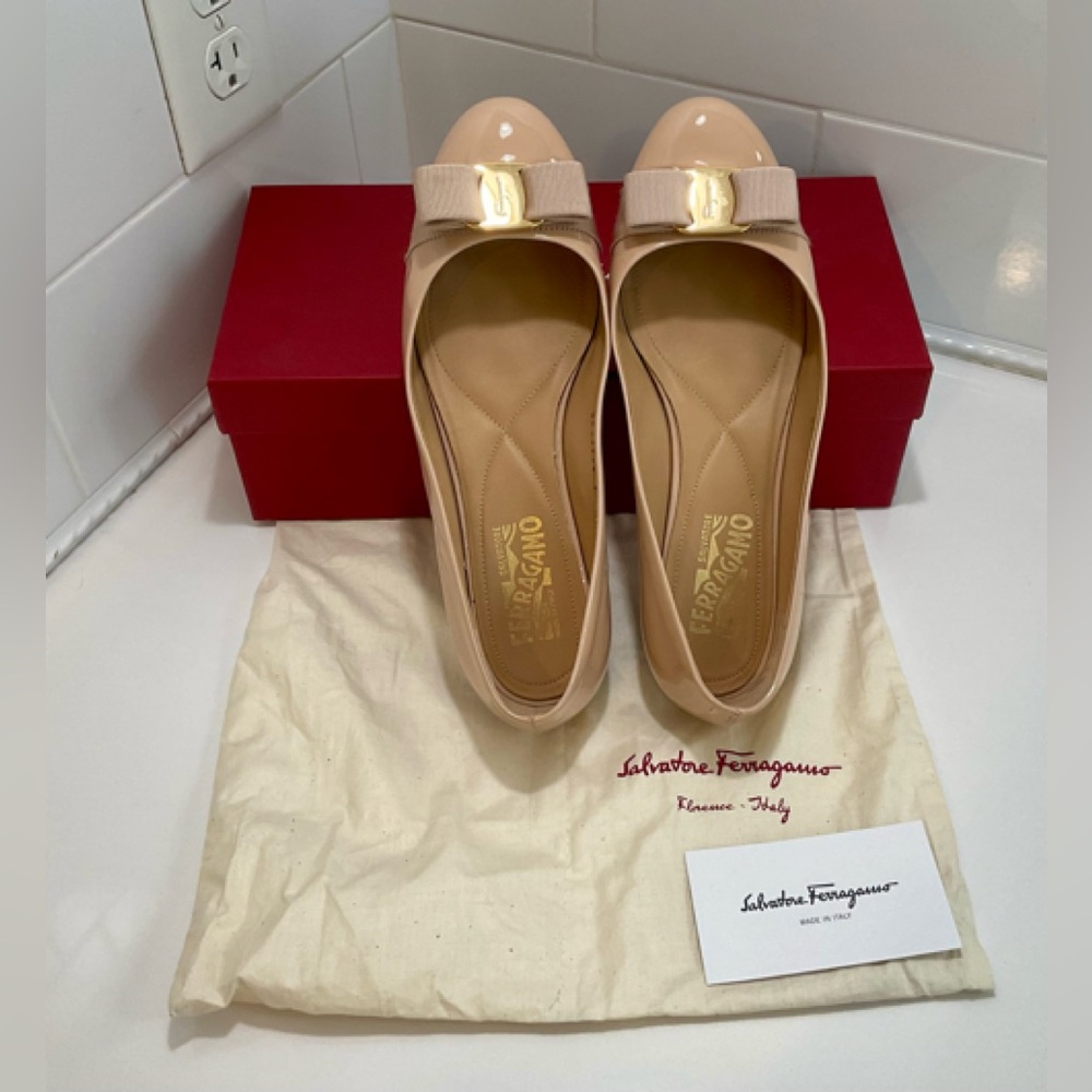 Salvatore Ferragamo Varina Patent Leather Flat New Bisque SZ 8.5C !!